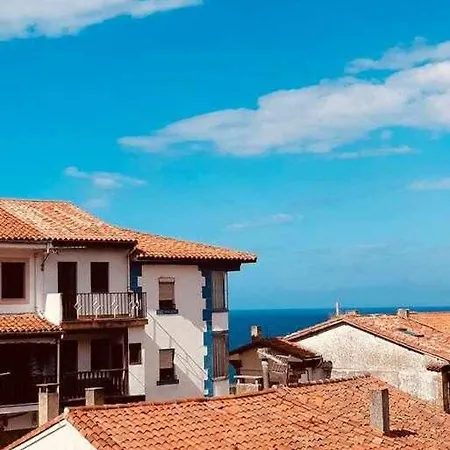 Con Vistas Al Mar Y Al Casco Antiguo De